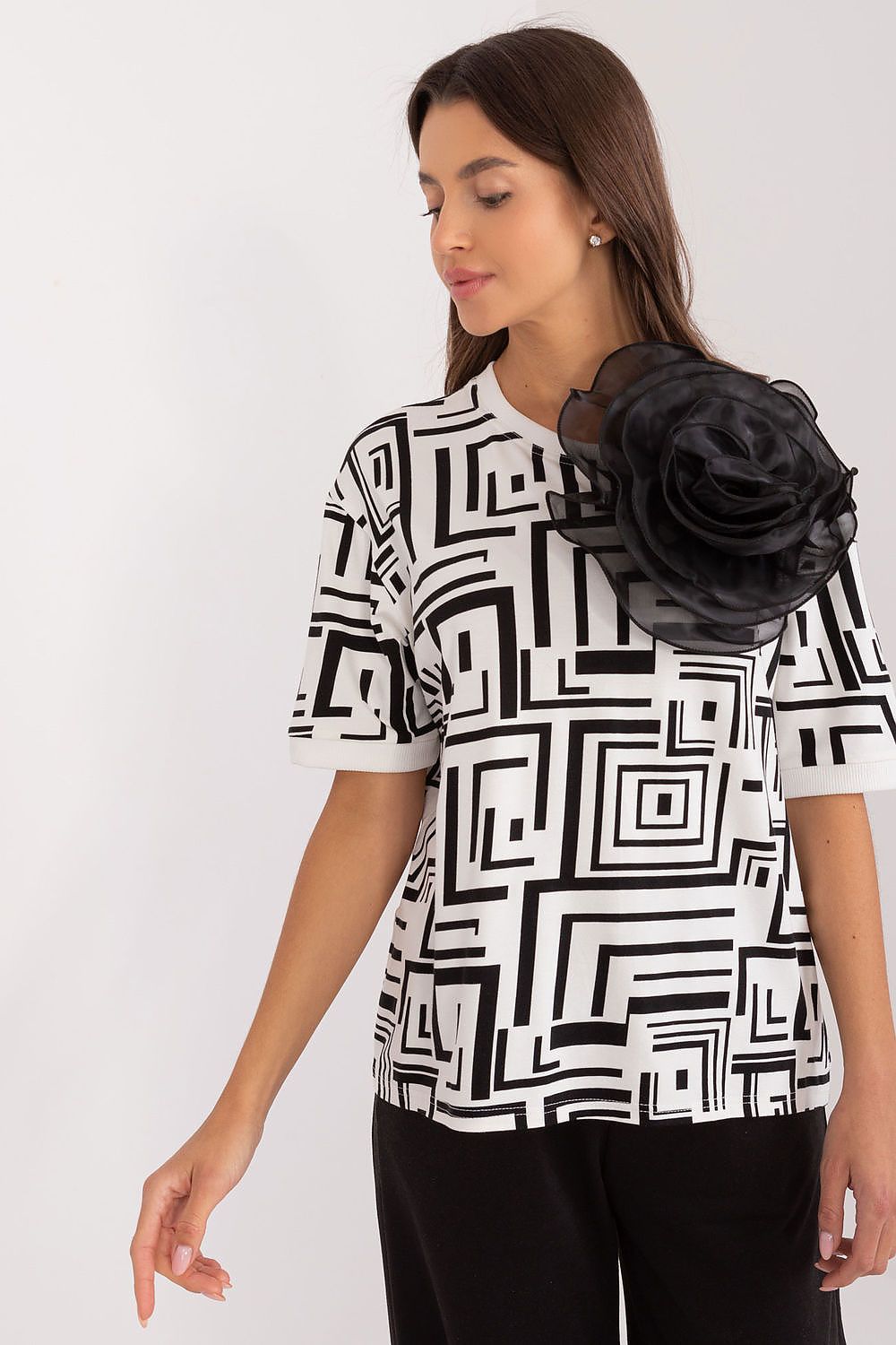 Elegant viscose blouse by Lakerta featuring a contemporary geometric pattern and sophisticated fabric flower brooch, ideal for the modern woman's wardrobe.