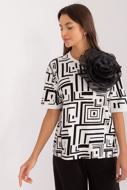 Elegant viscose blouse by Lakerta featuring a contemporary geometric pattern and sophisticated fabric flower brooch, ideal for the modern woman's wardrobe.