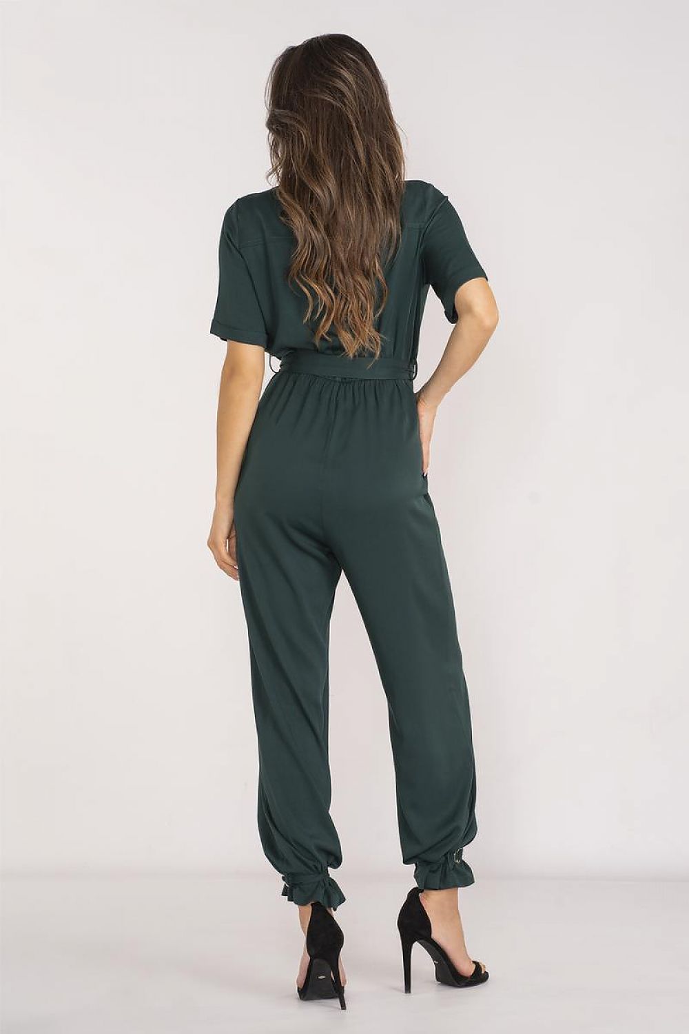 Elegant Awama jumpsuit featuring a classic collar and chic envelope neckline, designed for summer style.