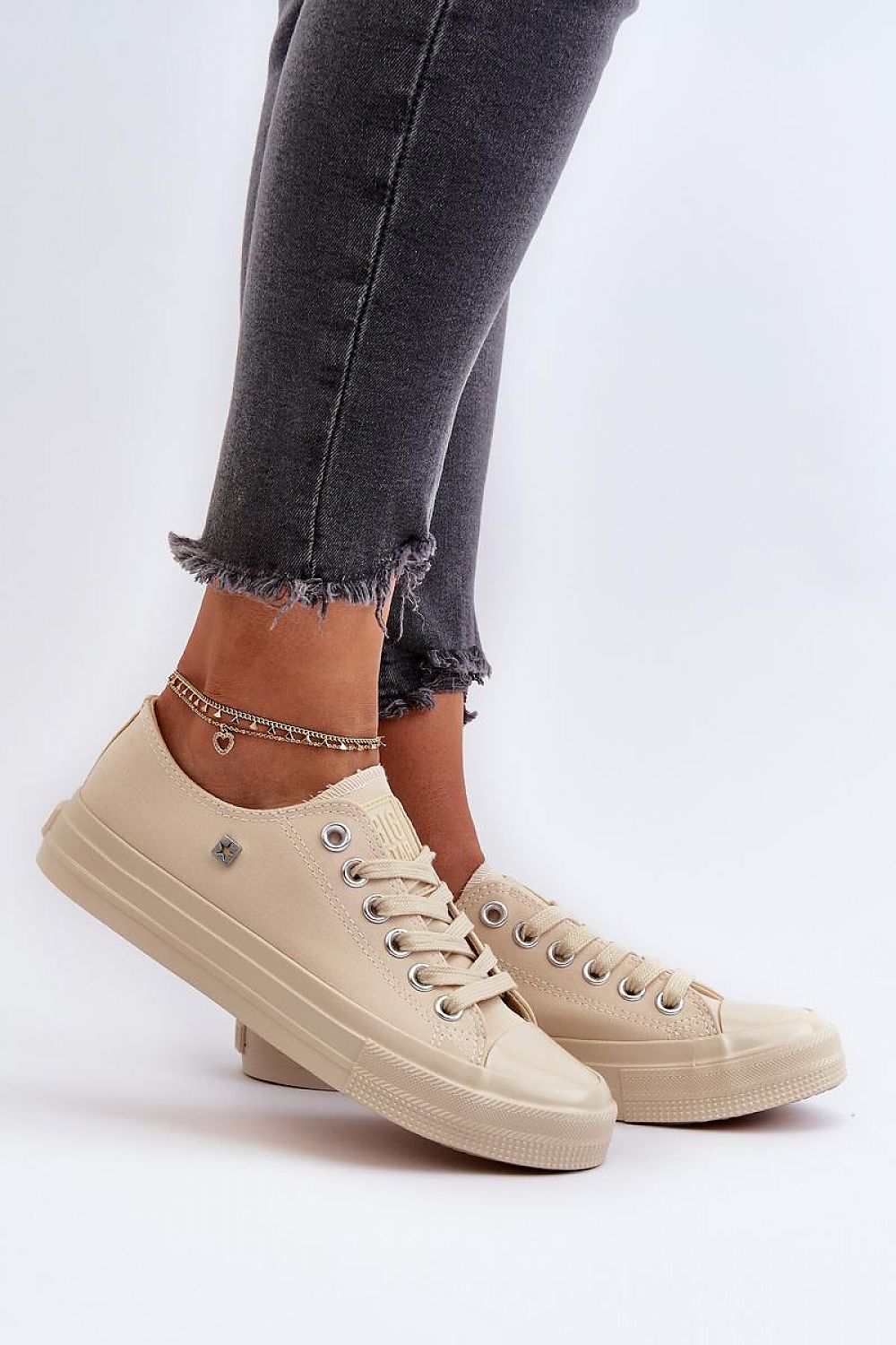 Elegant Step In Style sneakers for women, showcasing a minimalist design in high-quality textile for ultimate comfort throughout the day.