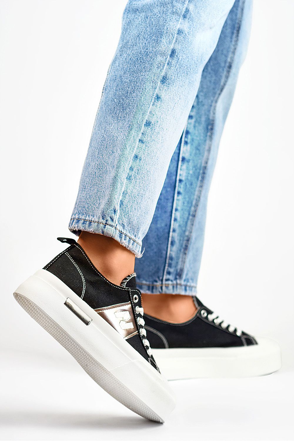 Chic PRIMO women's stylish sneakers featuring comfortable lacing and a light textile design, ideal for every occasion.