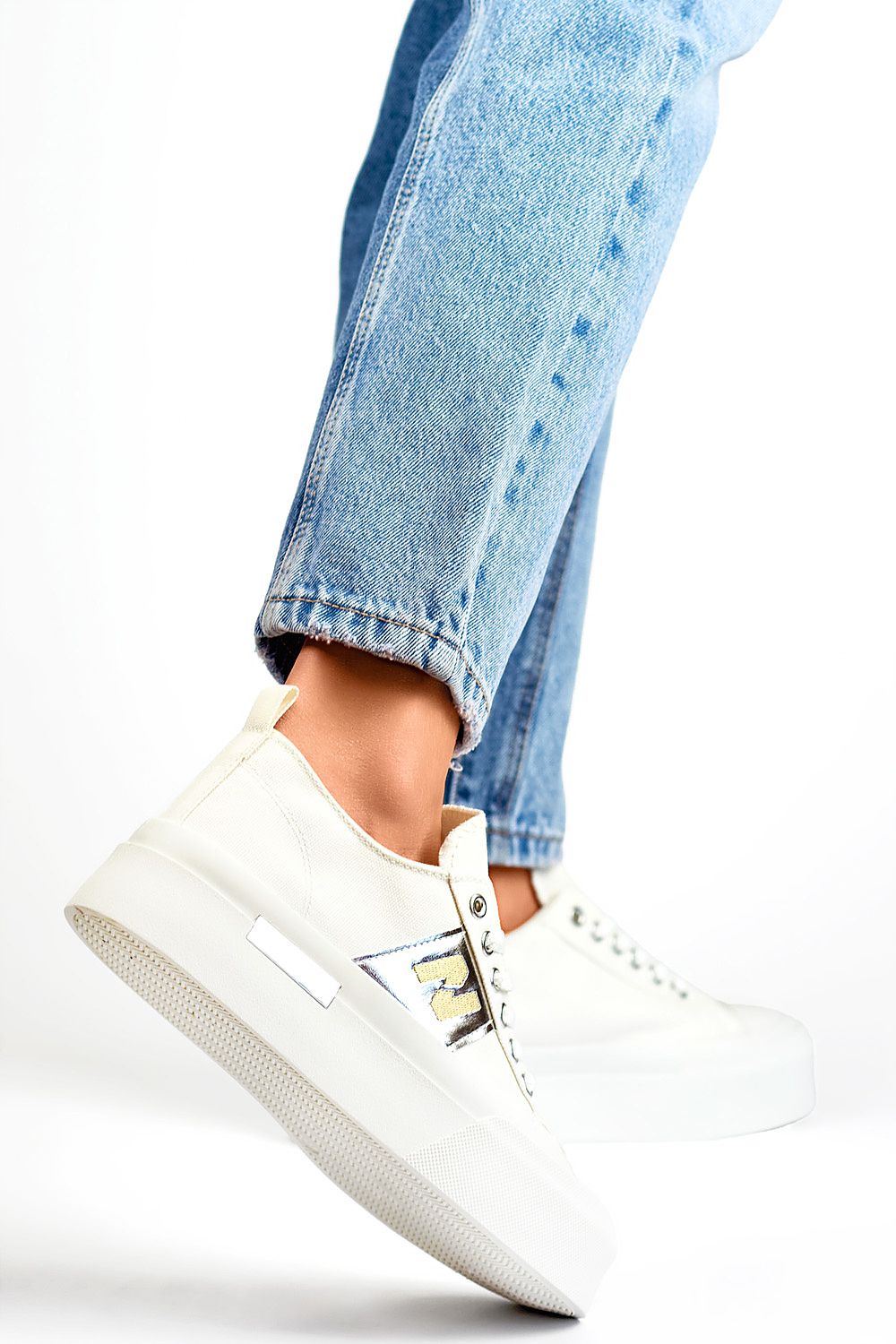 Versatile PRIMO women's sneakers with a trendy 4.5 cm platform, offering style and comfort for casual outings.