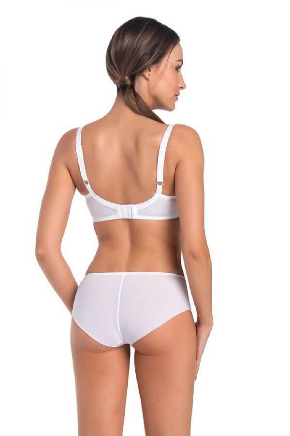 Stylish close-up of Teyli's underwired lace bra, showcasing delicate patterns and a flattering fit, perfect for enhancing the natural bust shape.