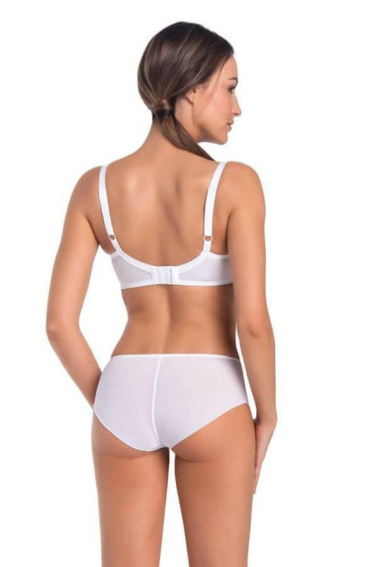 Stylish close-up of Teyli's underwired lace bra, showcasing delicate patterns and a flattering fit, perfect for enhancing the natural bust shape.