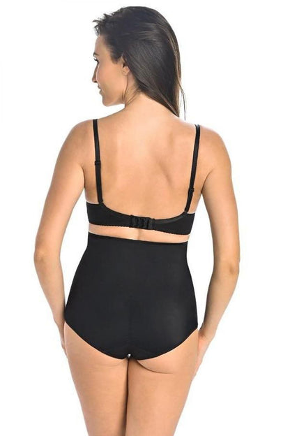 Close-up of Teyli's luxurious high-waisted seamless panties, showcasing breathable cotton lining and exquisite mesh detail.