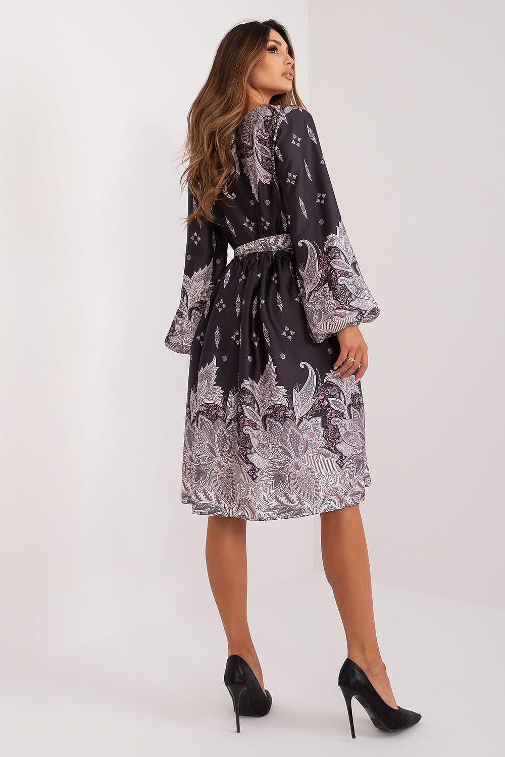 Close-up of the stylish print on Lakerta's elegant midi cocktail dress with long sleeves and heart neckline, showcasing its exquisite design and fabric quality.