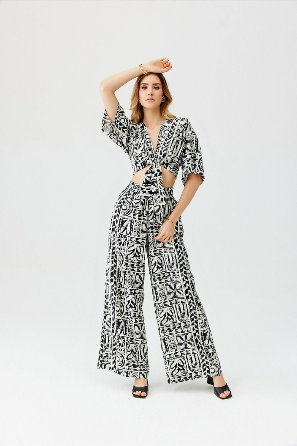 Elegant Ester high-waisted wide-leg pants by Roco Fashion displayed on a mannequin, showcasing their versatile fashion appeal.