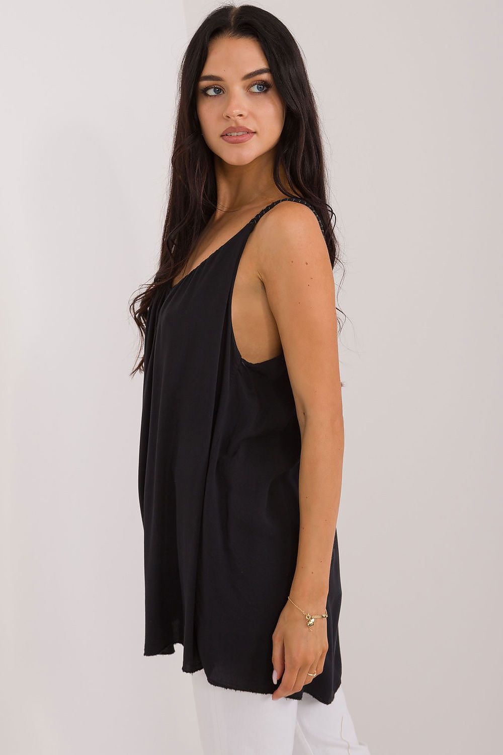 Back view of Och Bella's exquisite strapless viscose blouse, emphasizing its lightness and perfect fit for warm days.