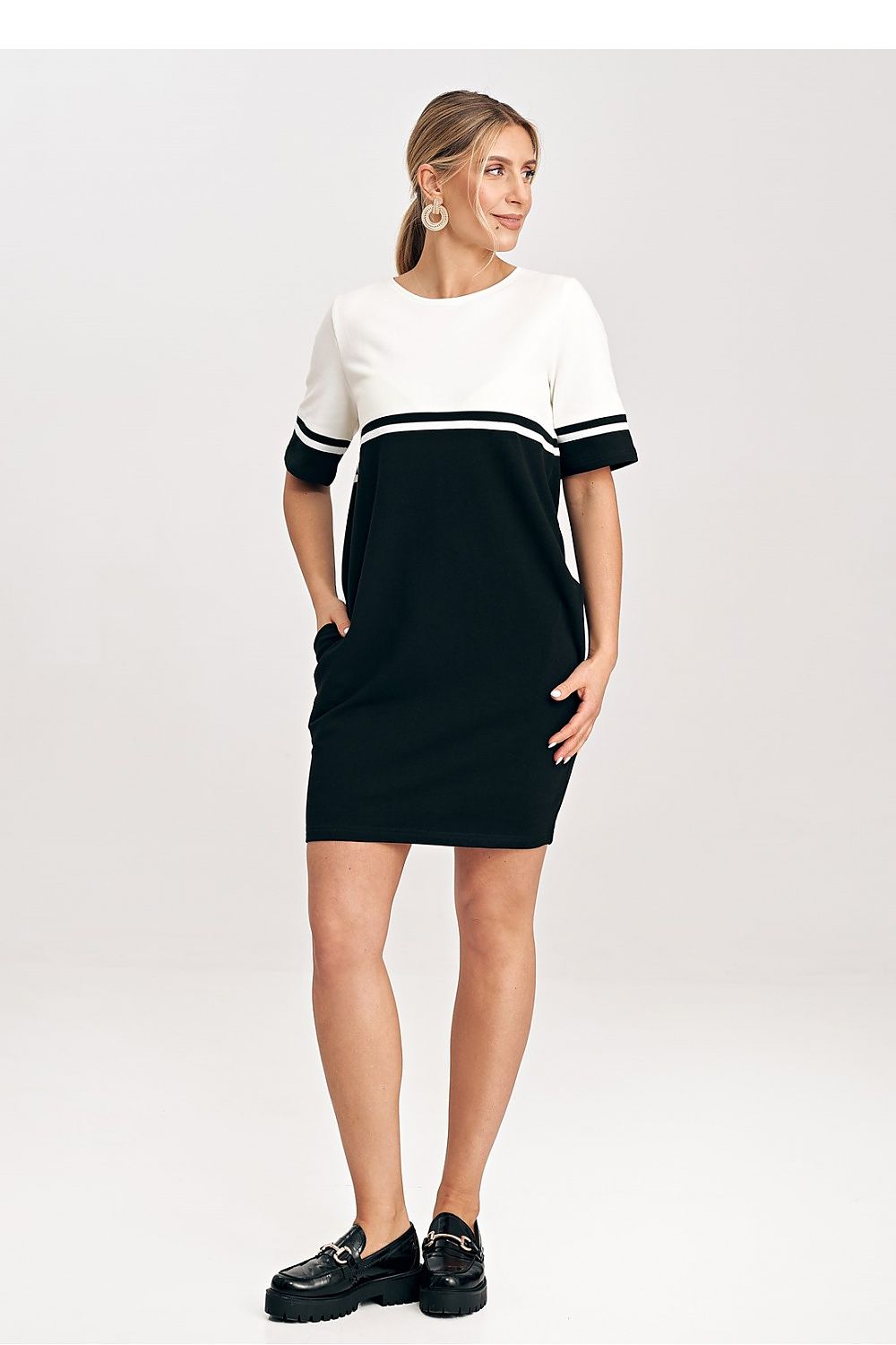Elegant two-tone cotton mini dress by Figl featuring a stylish belt and practical pockets, perfect for a sophisticated everyday look.
