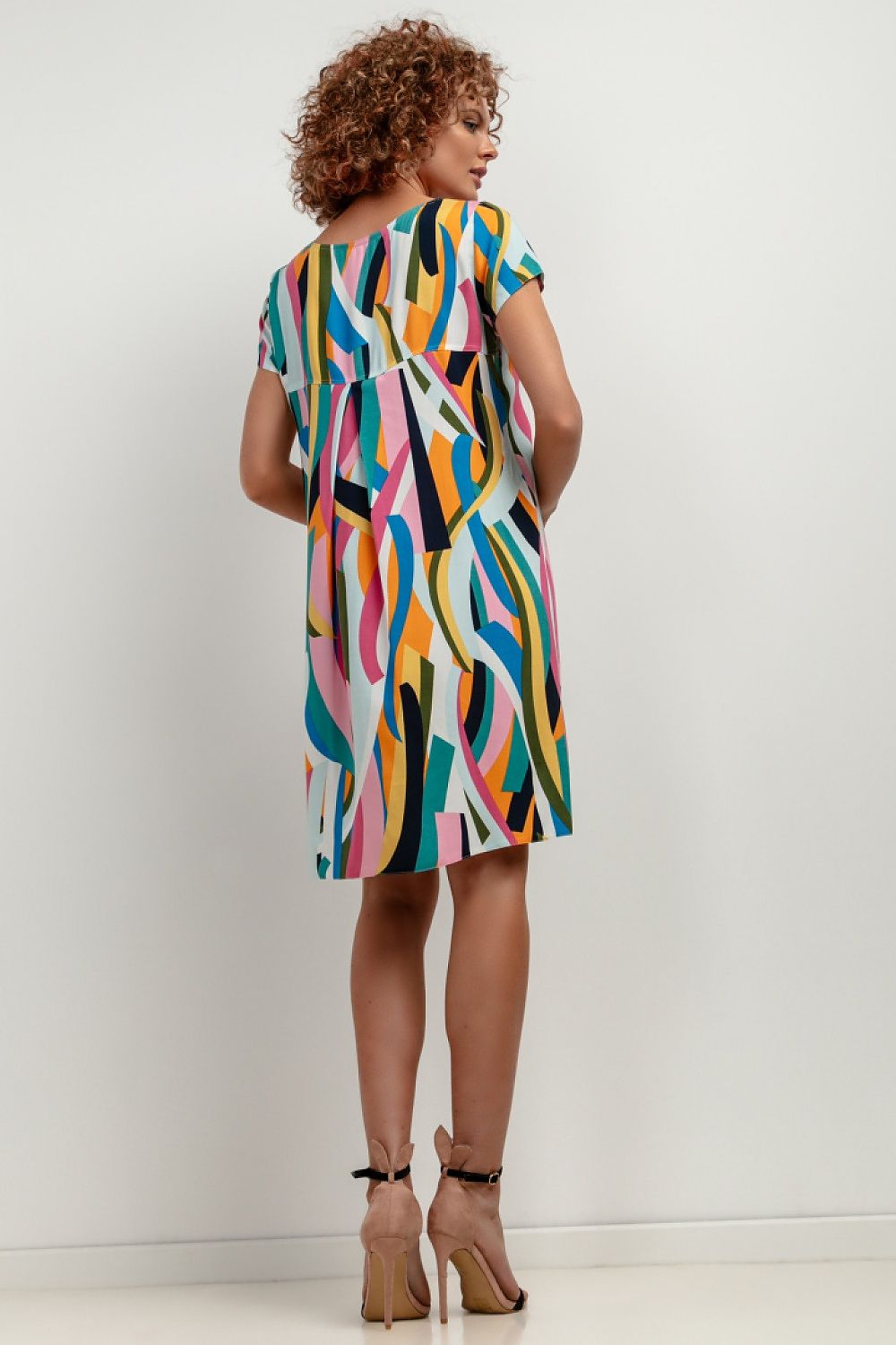 Elegant Tessita dress styled for a formal event, featuring high-quality viscose material that offers comfort and style.