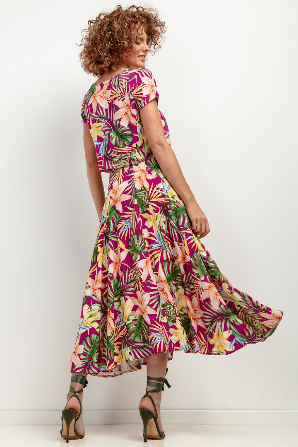 Versatile Tessita viscose maxi skirt, ideal for both casual and elegant styling, providing comfort and sophistication