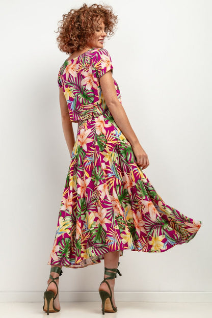 Versatile Tessita viscose maxi skirt, ideal for both casual and elegant styling, providing comfort and sophistication