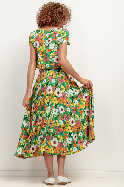 Close-up of Tessita's luxury viscose skirt, highlighting the soft texture and exquisite details, ideal for both casual and formal occasions.