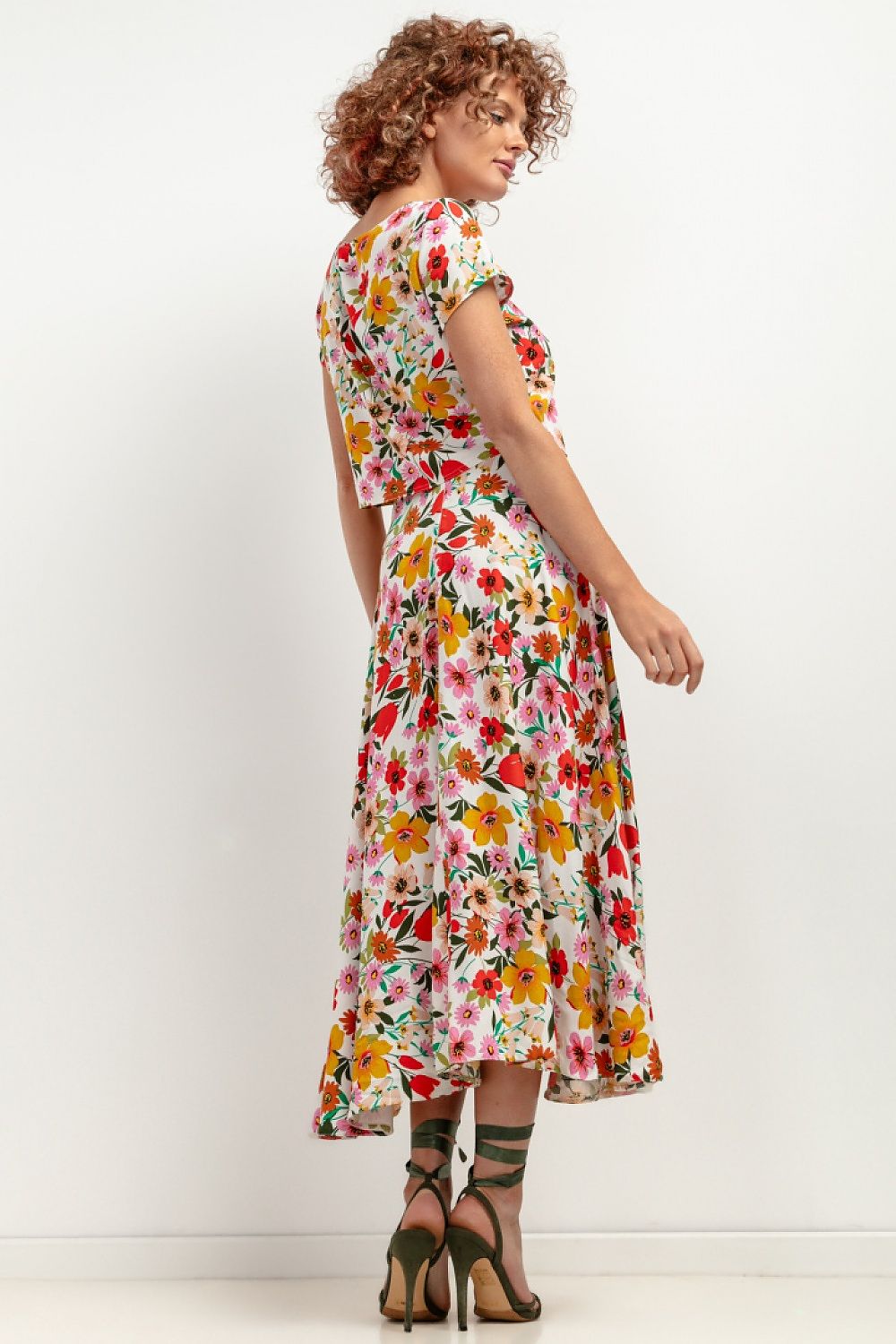 Versatile styling options of the elegant maxi viscose skirt by Tessita, paired with a chic blouse and accessories, perfect for an evening look.