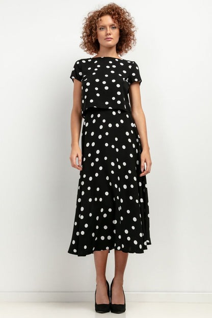 Tessita's elegant maxi skirt styled for a chic summer look, ideal for both casual and formal occasions.