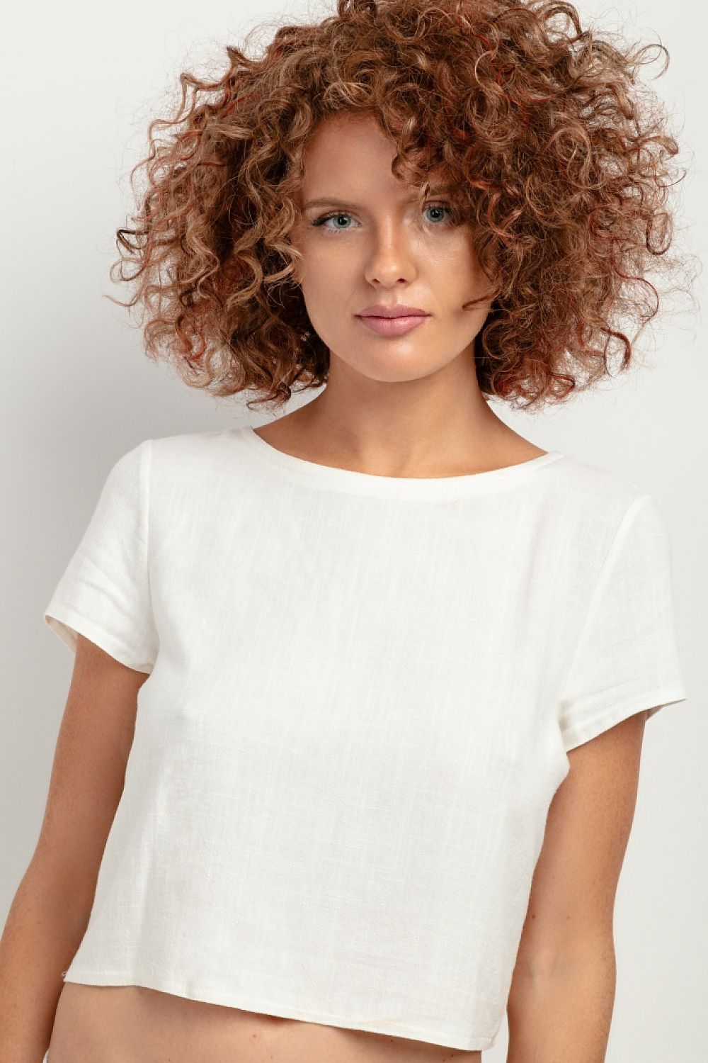 Elegant Tessita T401 linen blouse in lightweight and breathable design, crafted with 70% viscose for stylish summer comfort, perfect for casual or formal occasions.