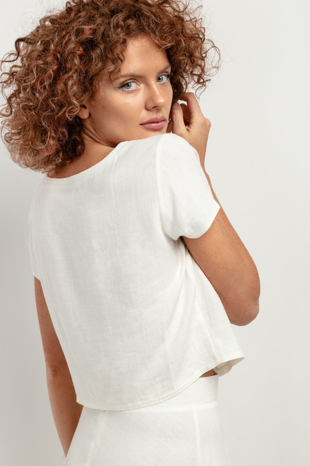 Tessita T401 linen blouse in elegant summer styling, highlighting the lightweight breathable fabric blend of 70% viscose for ultimate comfort.