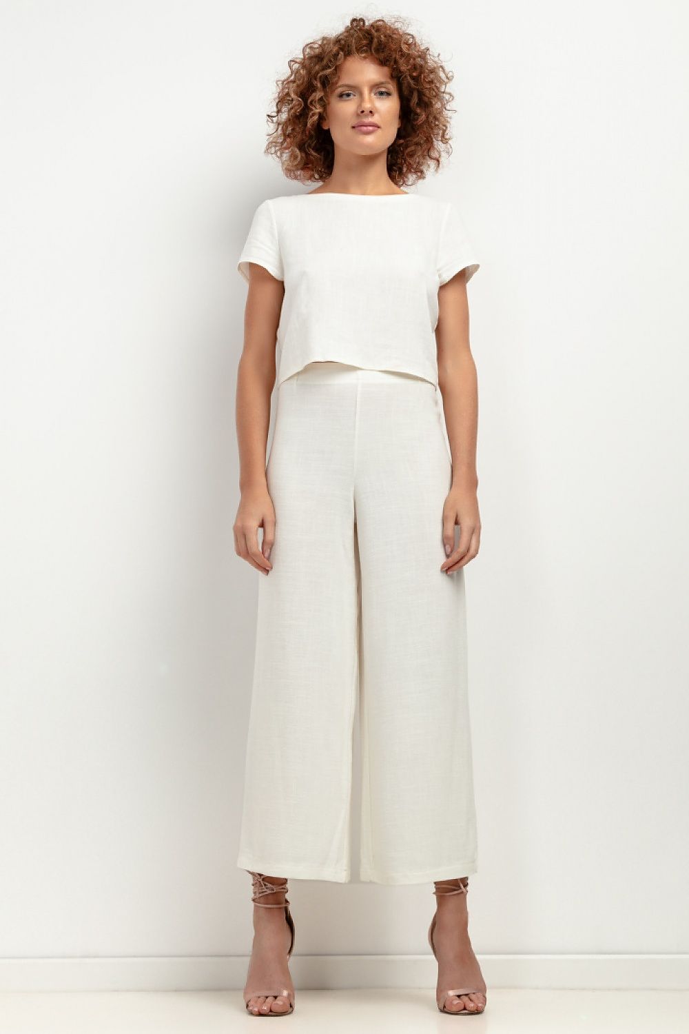 Elegant Women's 7/8 Linen Trousers by Tessita, showcasing a luxurious airy design ideal for summer fashion.