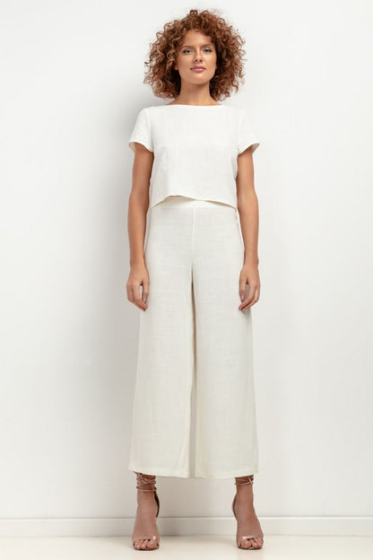 Elegant Women's 7/8 Linen Trousers by Tessita, showcasing a luxurious airy design ideal for summer fashion.
