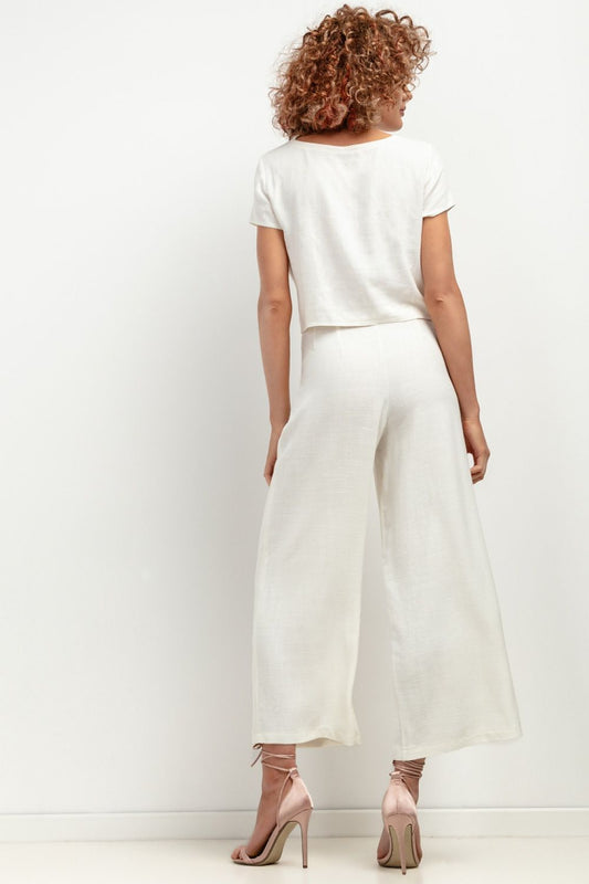 Close-up of Tessita's 7/8 Linen Trousers, featuring elegant fabric texture and contemporary style.