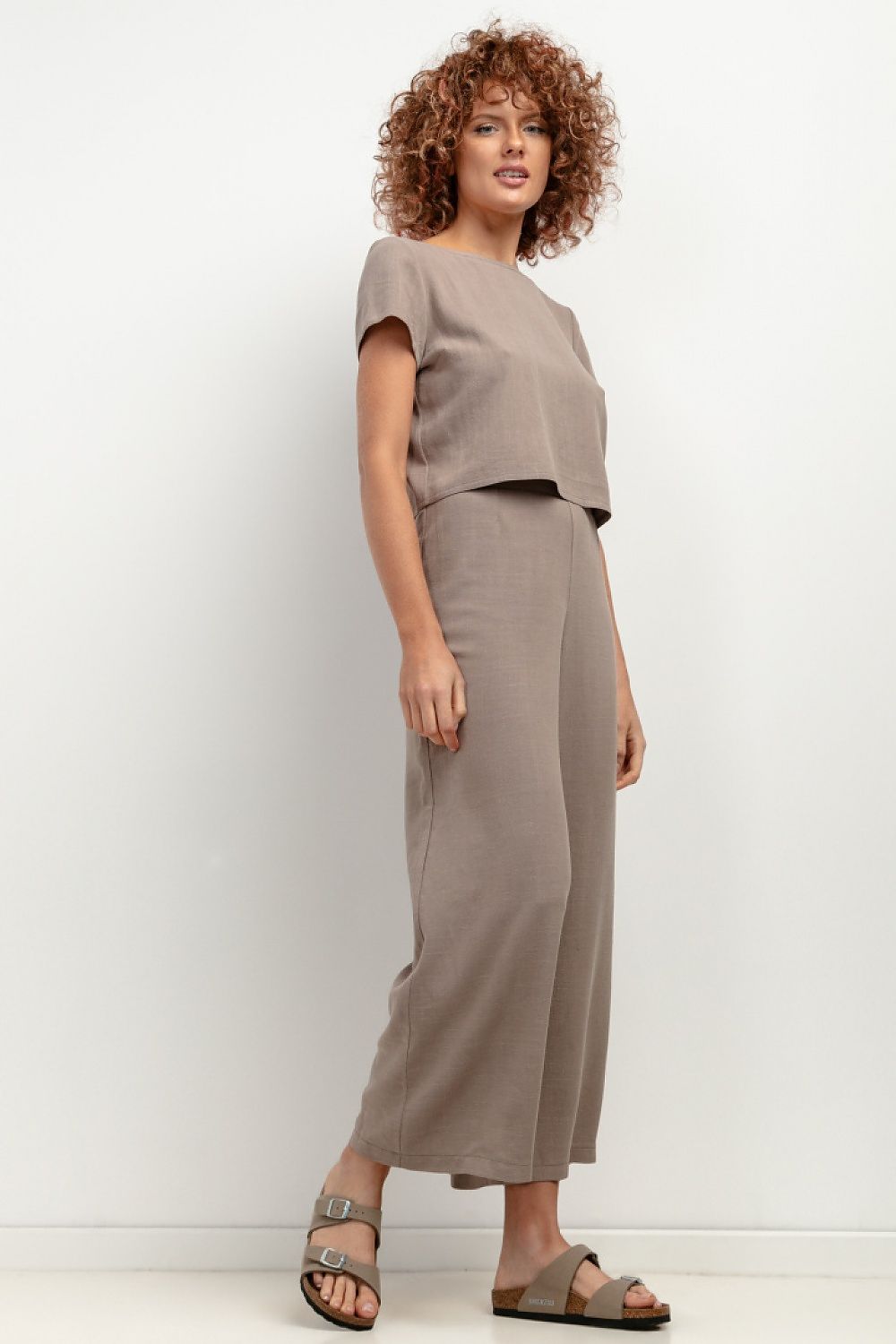 Tessita Women's Linen Trousers in a stylish 7/8 cut, perfect for summer outings and elegant occasions.