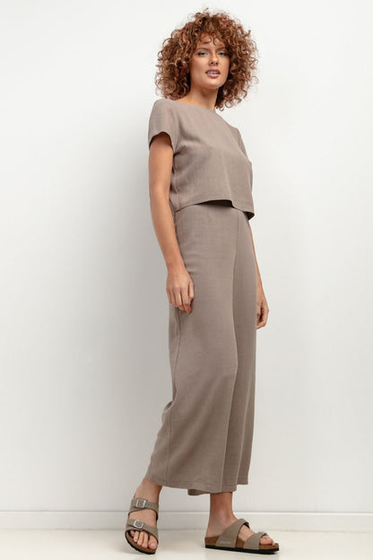 Tessita Women's Linen Trousers in a stylish 7/8 cut, perfect for summer outings and elegant occasions.