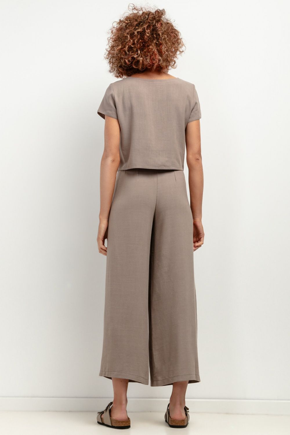 Comfortable and fashionable Tessita Women's 7/8 Linen Trousers, designed for summer elegance and style.