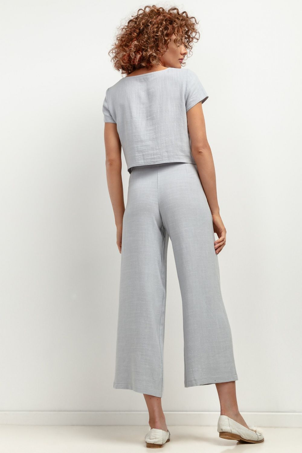 Elegant women's 7/8 linen trousers by Tessita, showcasing a luxurious design with airy, comfortable fabric, perfect for summer styling.