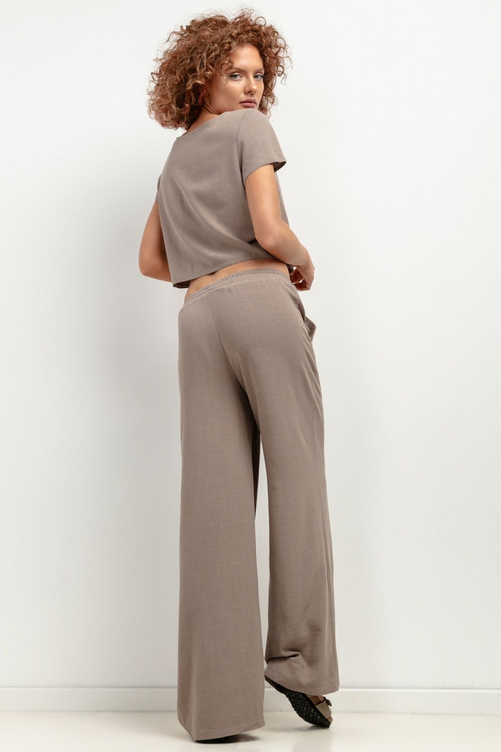 T404 Linen Pants by Tessita on display, embodying chic elegance and relaxed fit, ideal for summer occasions.