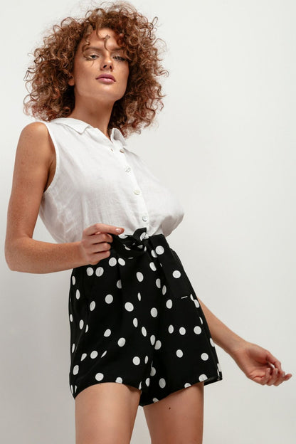 Tessita chic viscose summer shorts with detailed view of the waistband and fabric texture.