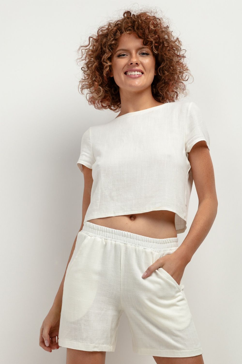 T402 linen shorts by Tessita in a luxurious lightweight viscose and linen blend, ideal for stylish summer days.