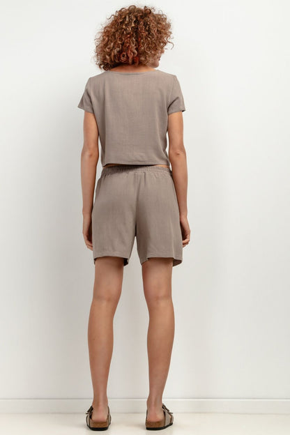 Stylish T402 linen shorts by Tessita, embracing a timeless design with high-quality workmanship for chic summer looks.
