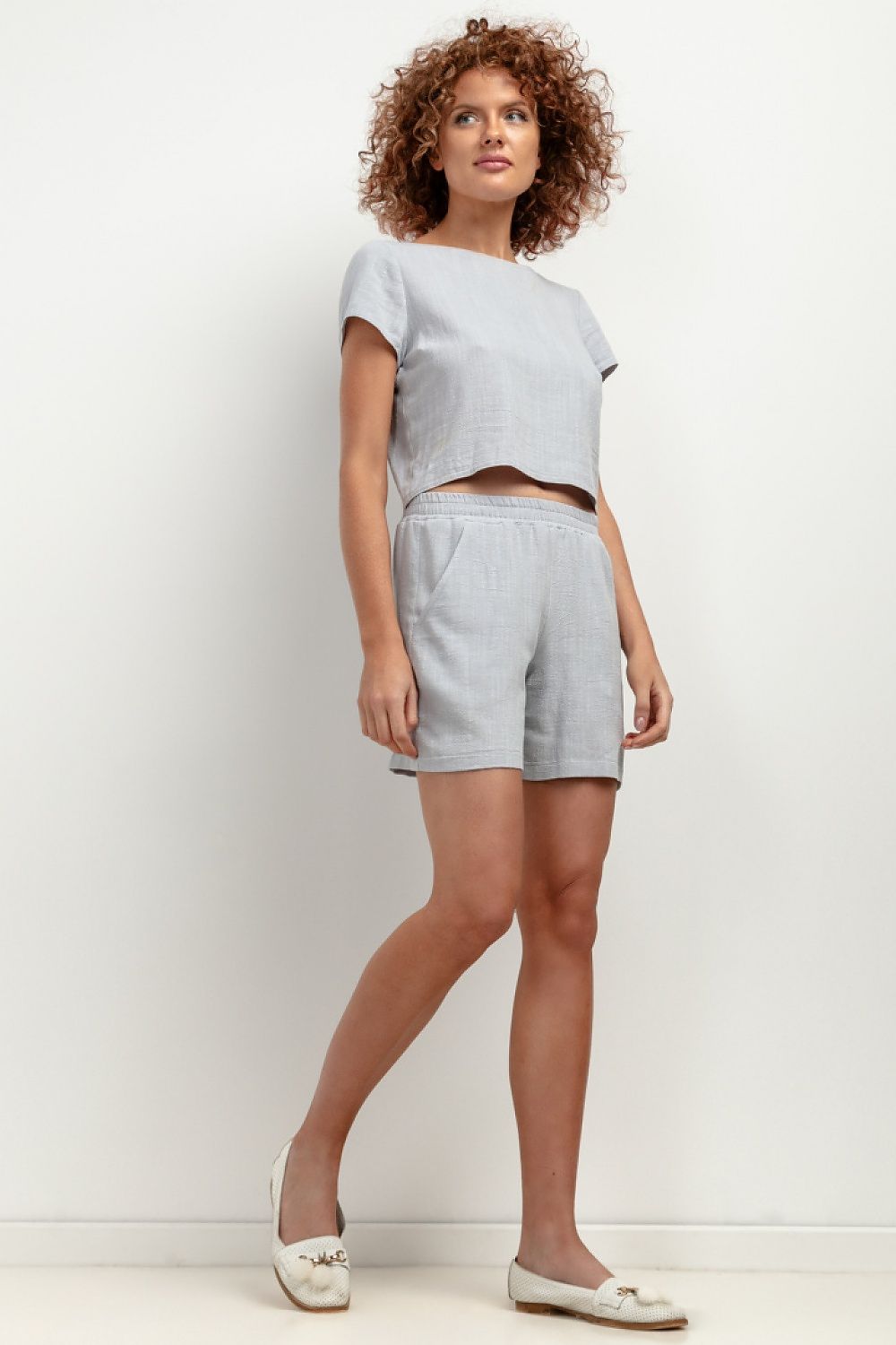 Chic T402 linen shorts by Tessita, featuring classic colour and harmonious details for a sophisticated addition to your summer wardrobe.