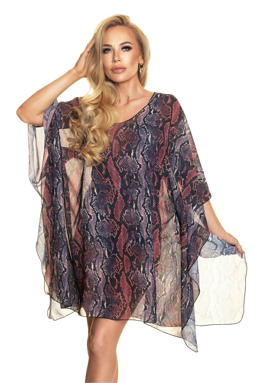 Luxurious Irall beach tunic displayed on a stylish model, highlighting its elegance and comfort, ideal for beach days and casual summer wear.