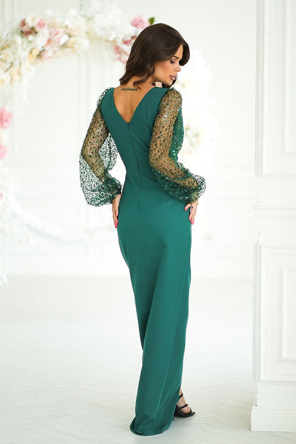 Dazzling long dress from Bicotone, adorned with sequin sleeves and a seductive slit, perfect for special occasions.
