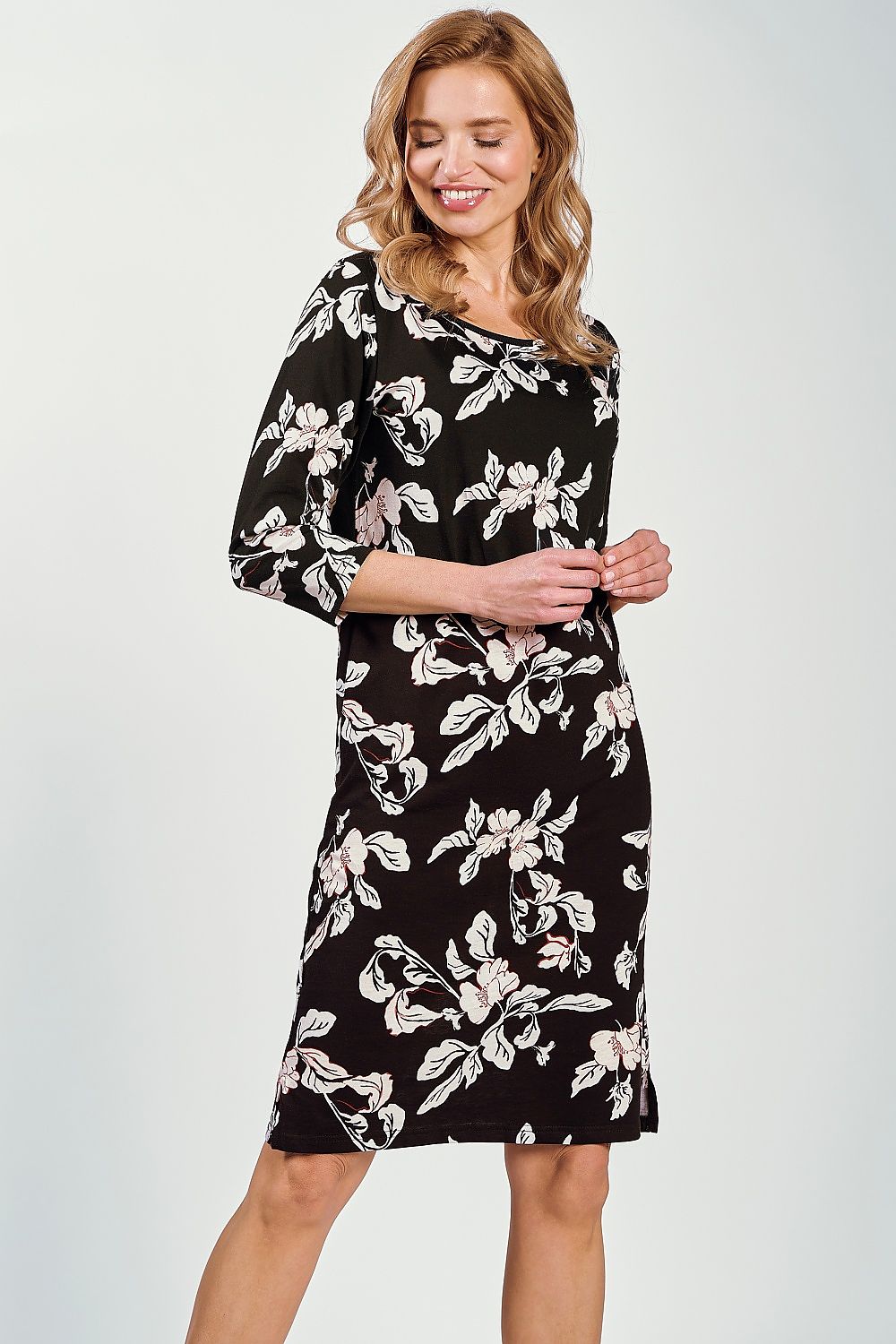 Charming 3/4 sleeve cotton nightshirt by Taro in a premium design, ideal for a sophisticated and relaxing evening.