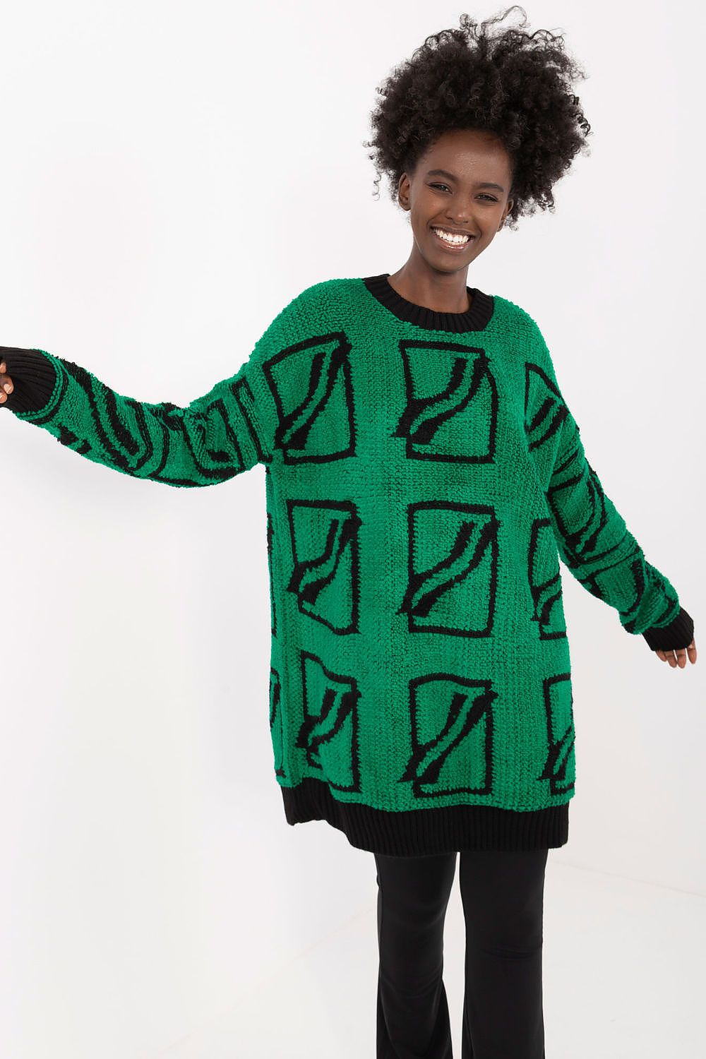 Sophisticated Badu jumper for women with round neckline and extended cut, combining warmth and luxury in a fashionable design.