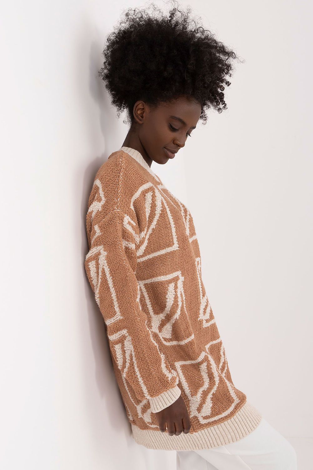 Badu's elegant women's jumper, showcasing a casual print, perfect for everyday wear and versatile styling.