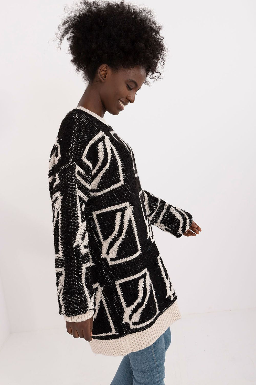 Elegant women's long jumper by Badu, showcasing a printed design and a flattering extended cut, combining comfort and sophistication.
