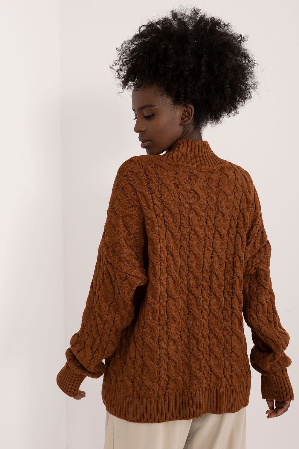 Casual styling of Badu's Women's V-Neck Jumper, featuring long sleeves and a sophisticated V-neckline.