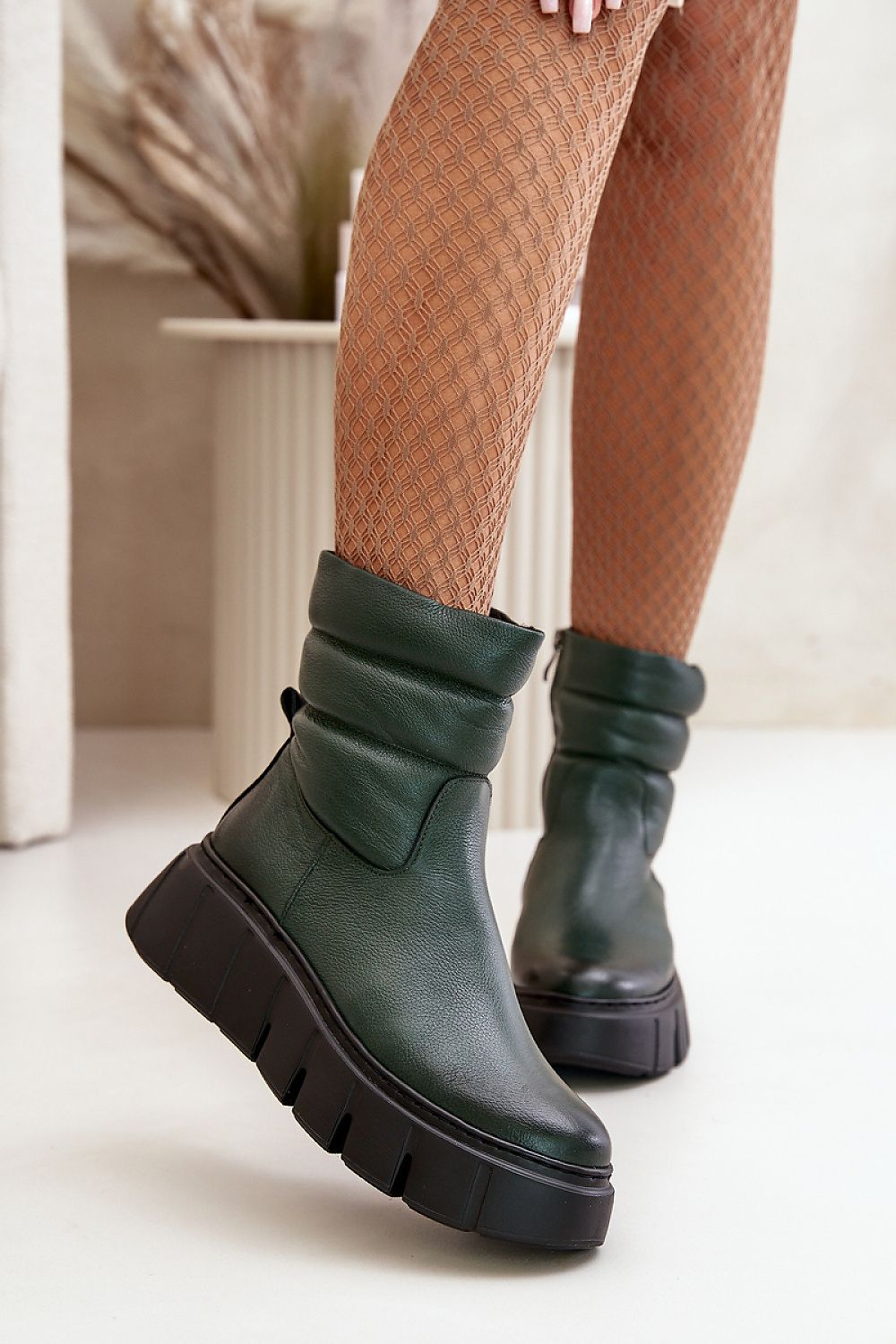 Step in Style's elegant ankle boots in rich natural leather, ideal for enhancing winter outfits with comfort and style.