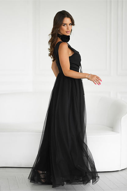 Luxurious long dress by Bicotone featuring an elegant silhouette with a slit, complemented by a versatile rose belt, ideal for sophisticated occasions.