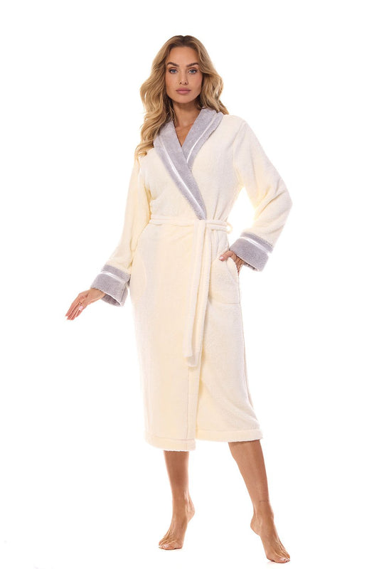 Stylish long-sleeve women's bathrobe by L&L Collection, showcasing Polish craftsmanship and comfort with an elegant collar.
