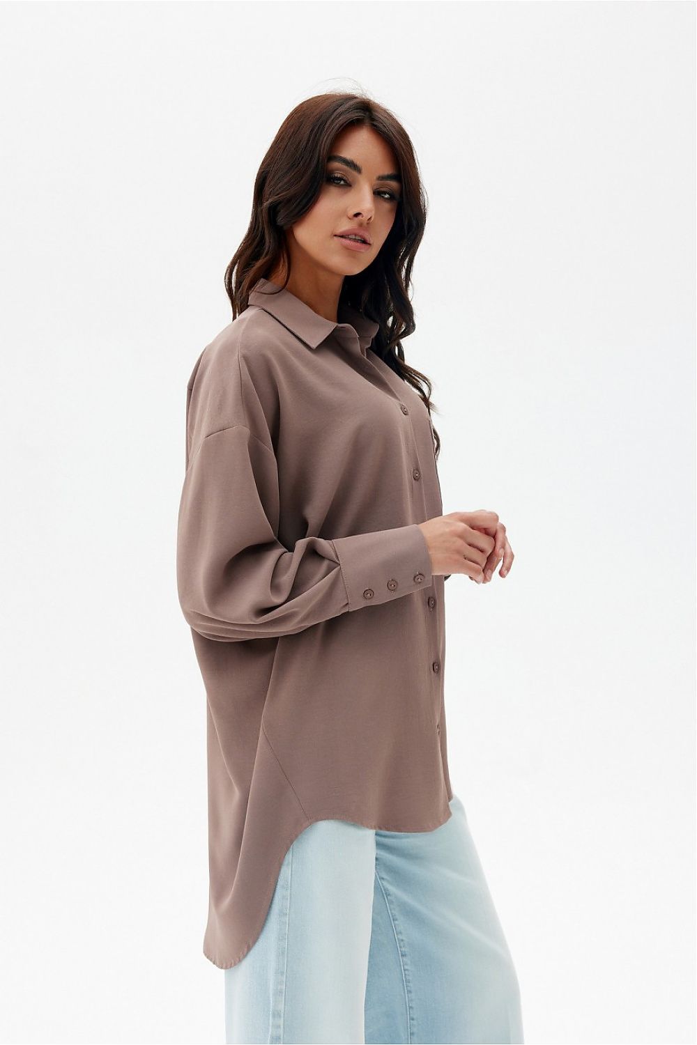 Sophisticated oversized shirt for women by Roco Fashion, accentuated with a practical pocket and elevated by its elegant cut.