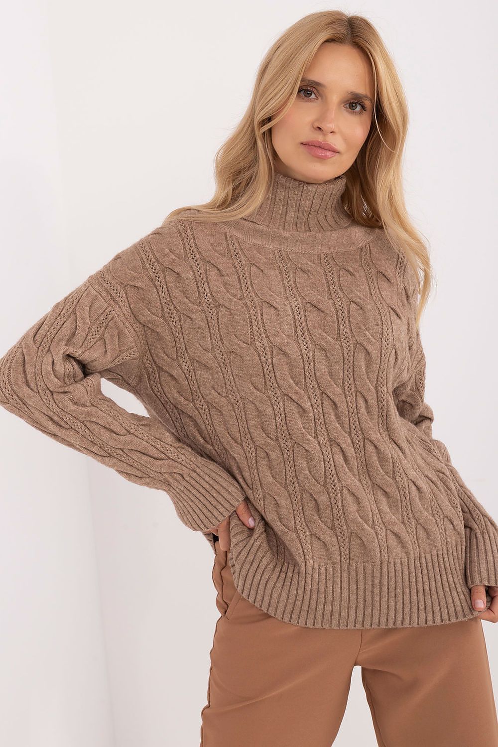 Close-up of the high-quality acrylic-polyester blend turtleneck sweater, featuring long sleeves and a stylish silhouette by AT.