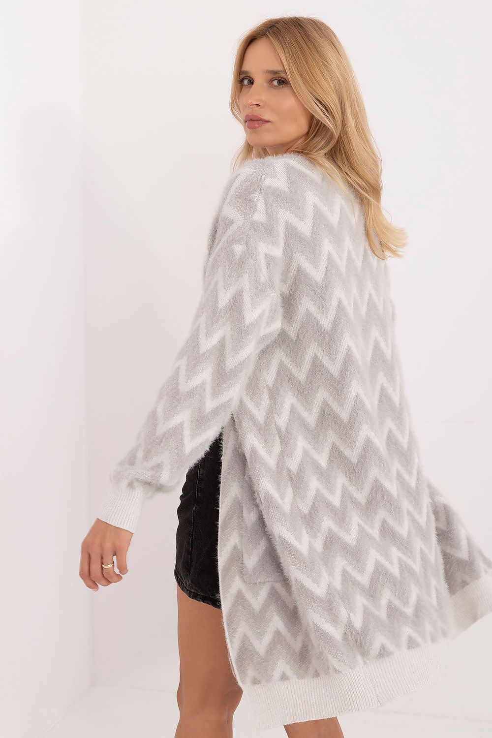 Luxurious buttonless cardigan in a timeless design by AT, featuring slip pockets for enhanced functionality and convenience.