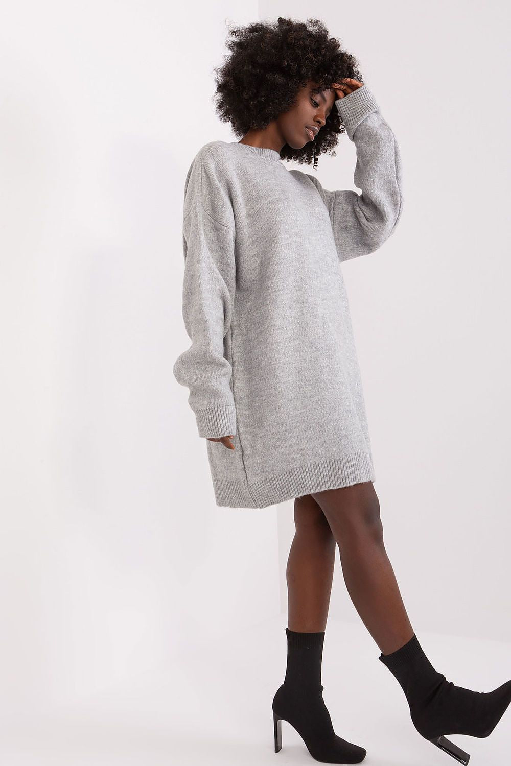 Detailed view of the round neckline and long sleeves of the Badu mini daydress, designed for both elegance and everyday comfort.