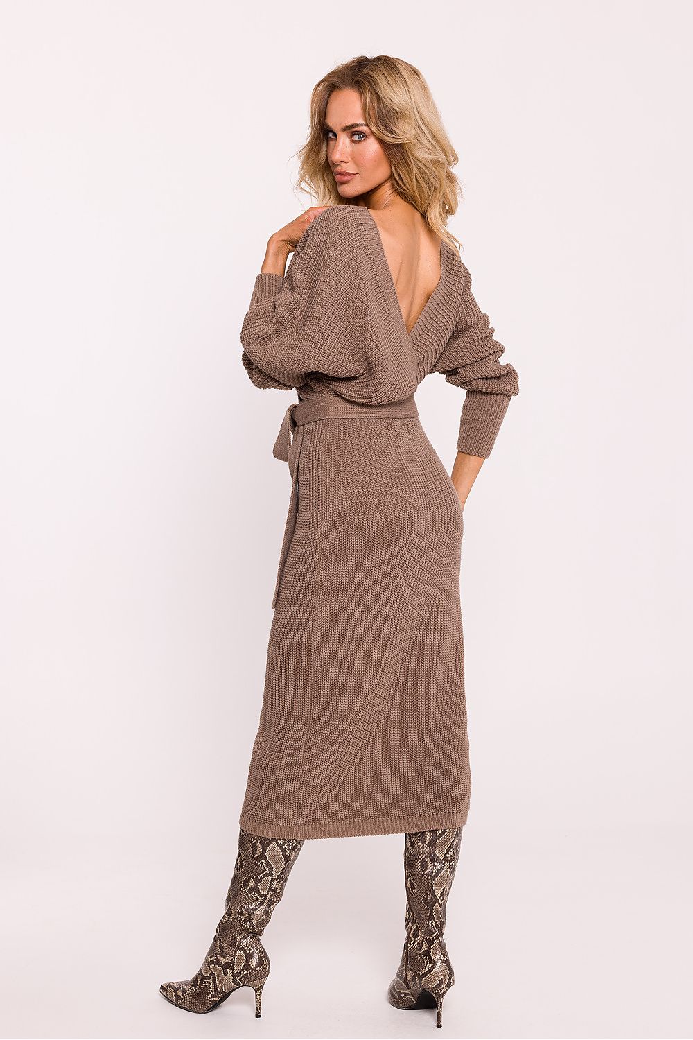 Luxurious Moe sweater dress made of soft acrylic and nylon, showcasing a fitted silhouette with kimono sleeves and elegant neckline details.