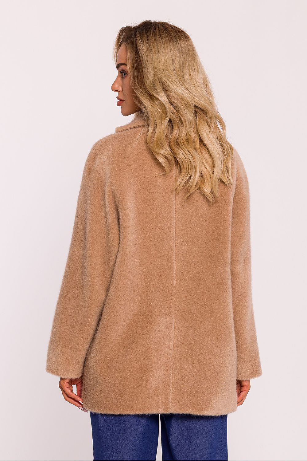 Sophisticated women's teddy bear coat from Moe, with decorative closure and spacious front pockets, ideal for a fashionable winter look.