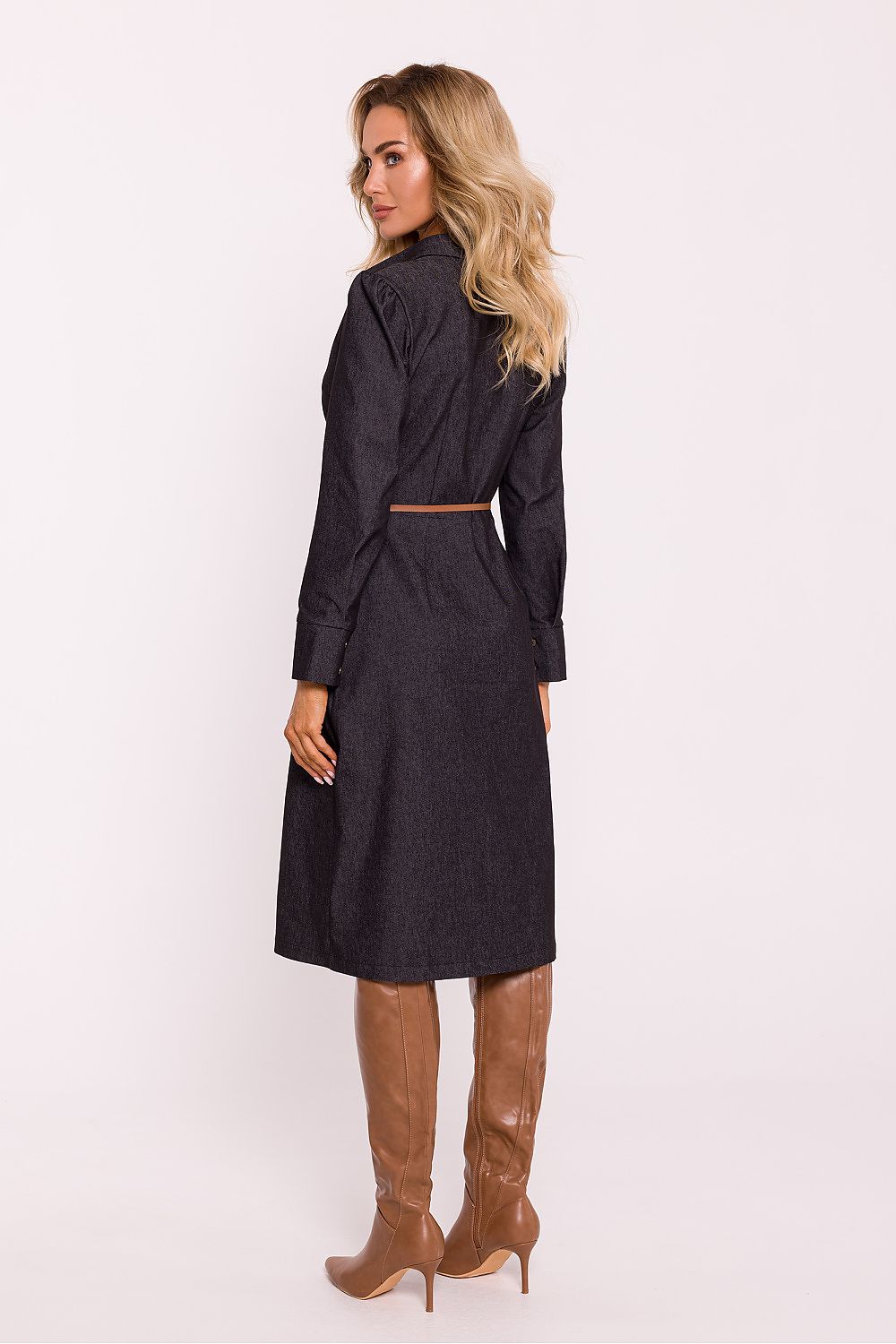 Elegant shirt-style cotton daydress by Moe featuring a classic collar and belt, perfect for various occasions. Made in Poland, this luxurious knee-length dress combines comfort and timeless style.